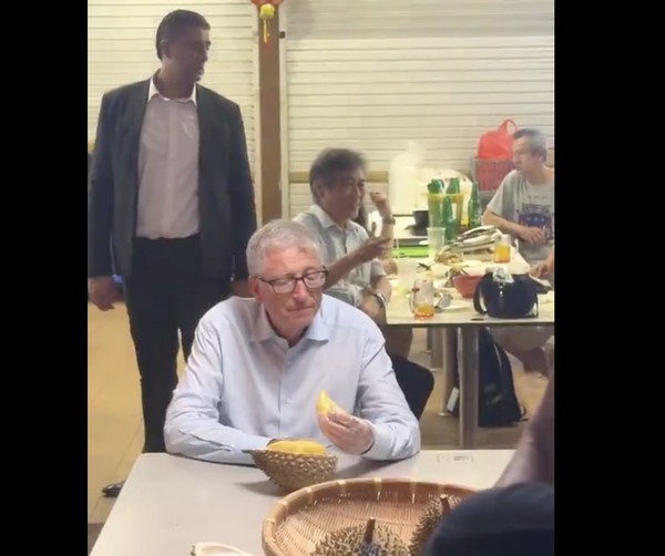Bill Gates Cicipi Durian & Sate: Reaksi Mengejutkan! Bill Gates Cicipi Durian & Sate: Reaksi Mengejutkan!