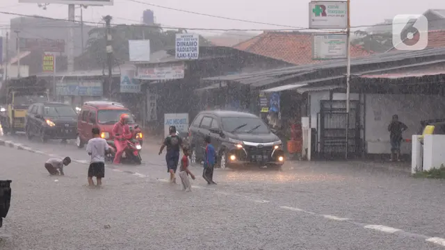 Hujan Deras Jakarta: Banjir Minggu Sore, Polisi Atur Arus Lalu Lintas