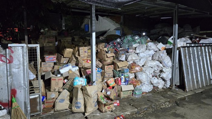 Tangsel_Geger_Dua_Pria_Jual_Makanan__Kosmetik_Kedaluwarsa Tangsel Geger: Dua Pria Jual Makanan & Kosmetik Kedaluwarsa