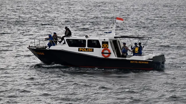 Tragedi_Kapal_Tenggelam_Selat_Bali_Tim_SAR_Perluas_Pencarian Tragedi Kapal Tenggelam Selat Bali: Tim SAR Perluas Pencarian